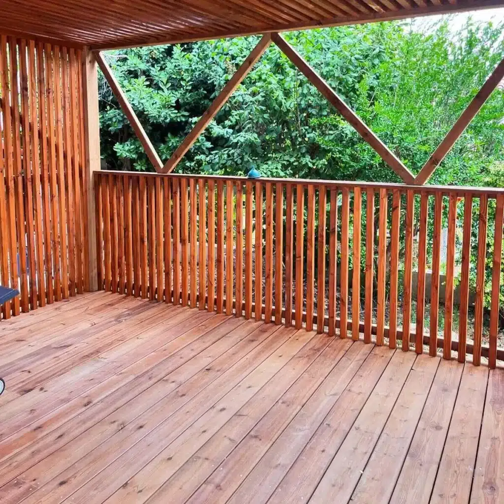 terrasse-bois-balustrade Terrasse en bois avec balustrade ajourée, offrant un espace sécurisé et esthétique dans un cadre verdoyant.