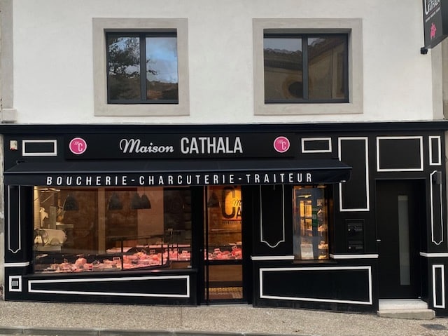 Boucherie Charcuterie Traiteur Maison CATHALA : devanture noire élégante avec produits frais en vitrine.